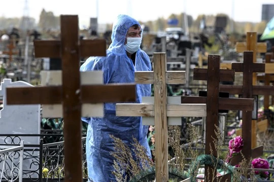 Broj umrlih od kovida u Srbiji četiri puta veći od prijavljenog